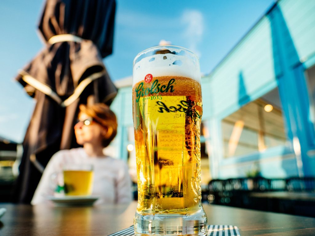 Grolsch bier dranken